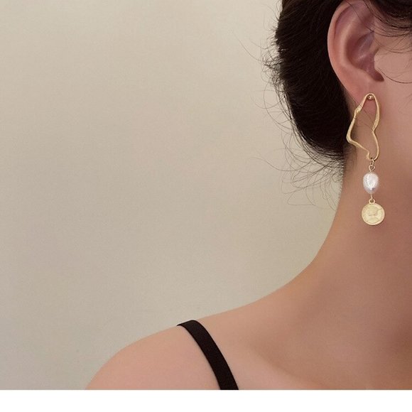 High Baroque Vintage Asymmetrical Matte Pearl Earrings - Picture 5 of 5